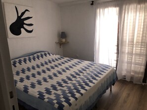 2 makuuhuonetta, silitysrauta/-lauta, vauvan matkasänky, ilmainen Wi-Fi