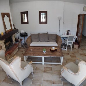 Televisie, een tafeltennistafel en een kantoor