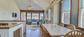 Sea Horse- Oceanside- Only a short Walk to Beach- Community Pool & Spa