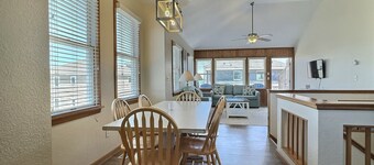 Sea Horse- Oceanside- Only a short Walk to Beach- Community Pool & Spa