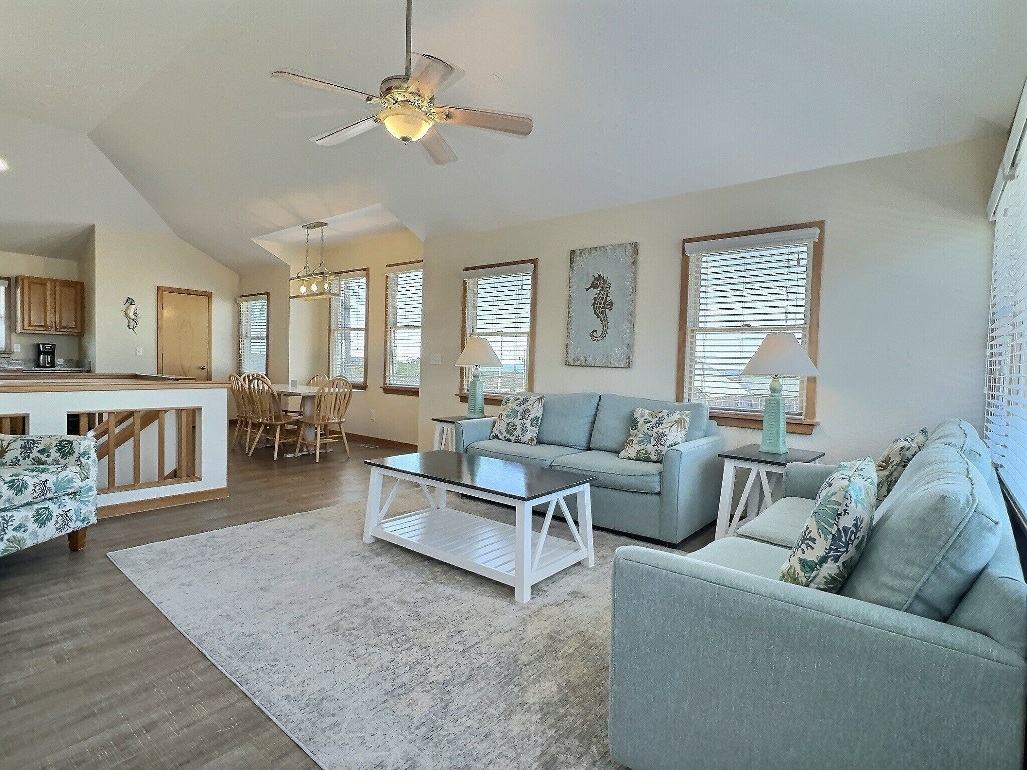 Sea Horse- Oceanside- Only a short Walk to Beach- Community Pool & Spa