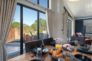 Studio | 3 bedrooms - Dewin Bach - Luxury Lodge Hot Tub Close to Beach (Tenby)