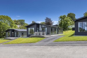 Exterior - Dewin Bach - Luxury Lodge Hot Tub Close to Beach (Tenby)