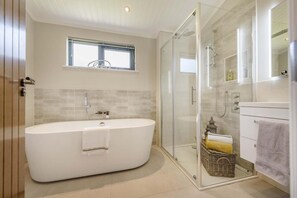 House | Bathroom - Dewin Bach - Luxury Lodge Hot Tub Close to Beach (Tenby)