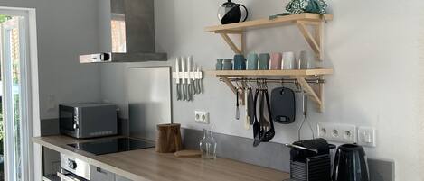 Réfrigérateur, micro-ondes, four, plaque de cuisson