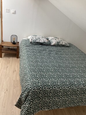 2 chambres, fer et planche à repasser, Wi-Fi gratuit, draps fournis