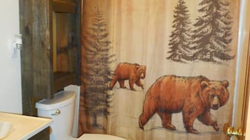 Combined shower/bathtub, towels, soap, shampoo