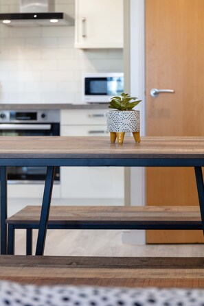 Classic Apartment | In-room dining - Old Prestwick View - Donnini Apartments (Prestwick)
