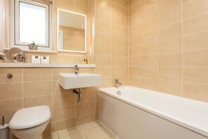 Klassiek appartement | Badkamer | Een aparte badkuip en douche, gratis toiletartikelen, een haardroger