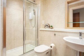 Classic Apartment | Bathroom | Separate tub and shower, free toiletries, hair dryer, towels