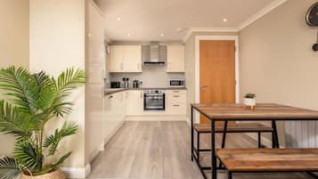 Classic Apartment | Private kitchen | Full-sized fridge, microwave, oven, stovetop