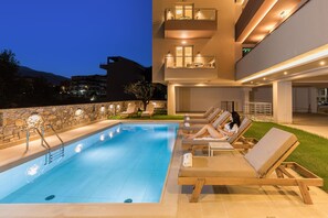 Kolam renang outdoor musiman, dengan kursi berjemur