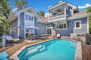Pool - 6 Laurel - Luxury kitchen, pool, spa, and fire pit. 2 minute walk to beach. Sleeps 23. (Hilton Head Island)
