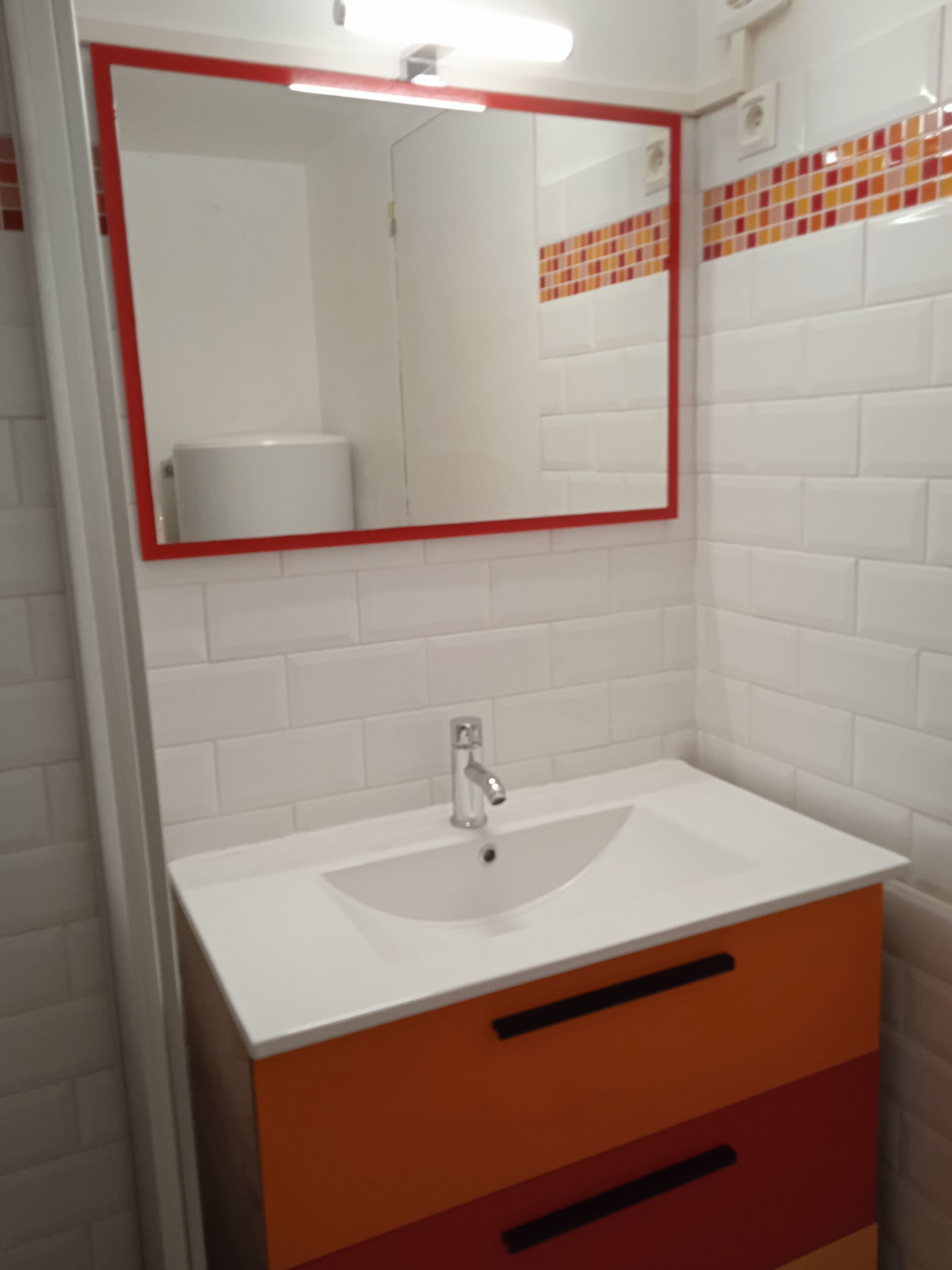 Een douche, een haardroger, handdoeken, zeep