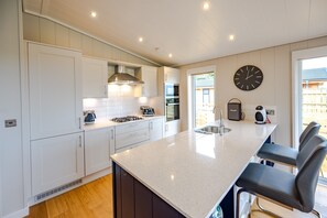 Micro-ondes, lave-vaisselle, cafetière/bouilloire