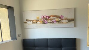 A bedroom with a bed, a headboard, a wall-mounted artwork, and a window. - Maison de 50m2 Avec Piscine Commune (Fréjus)