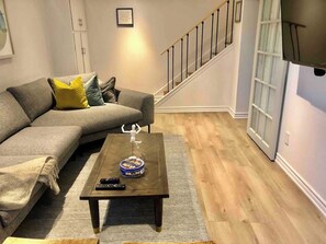 Living area - North Toronto Gem (Toronto)