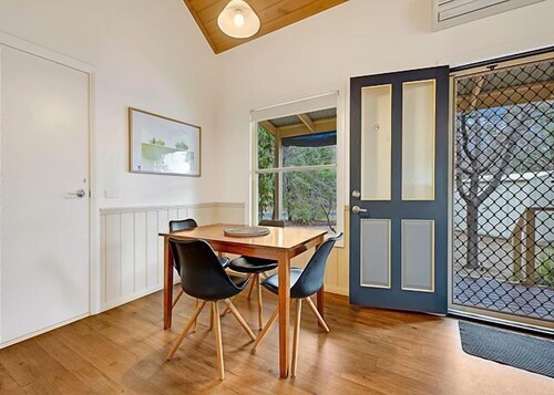 AVC - Maple Cottage, Bright