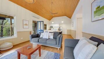 Una televisión, una chimenea