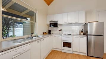 Frigorífico, microondas, horno y placa de cocina