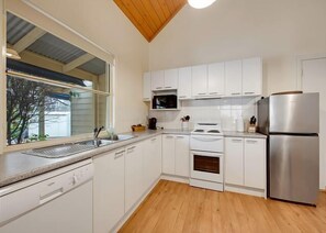 Fridge, microwave, oven, stovetop - AVC - Birch Cottage, Bright (Bright)