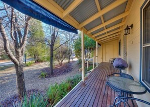 Outdoor dining - AVC - Birch Cottage, Bright (Bright)