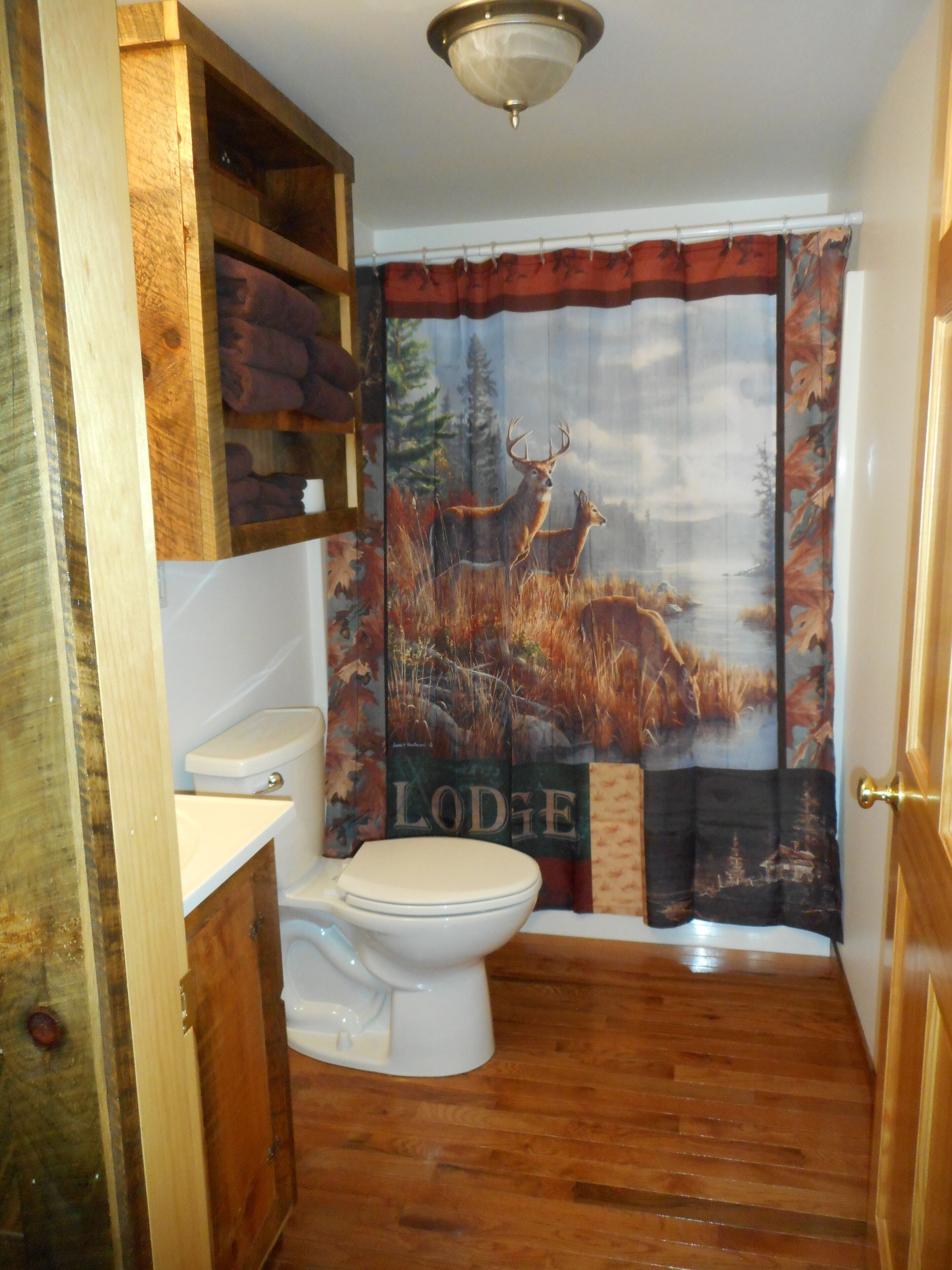 Kombination af bruser/badekar, håndklæder, Sæbe, Shampoo