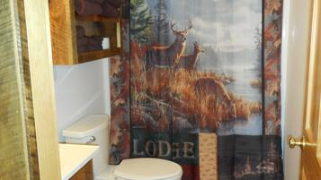 Kombination af bruser/badekar, håndklæder, Sæbe, Shampoo