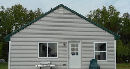 Post and beam cabin with king and bunk