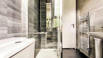Bathtub, hair dryer, towels, shampoo