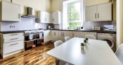 Stunning 5 bedroom apt, close to city centre, SEC, Hydro and motorway