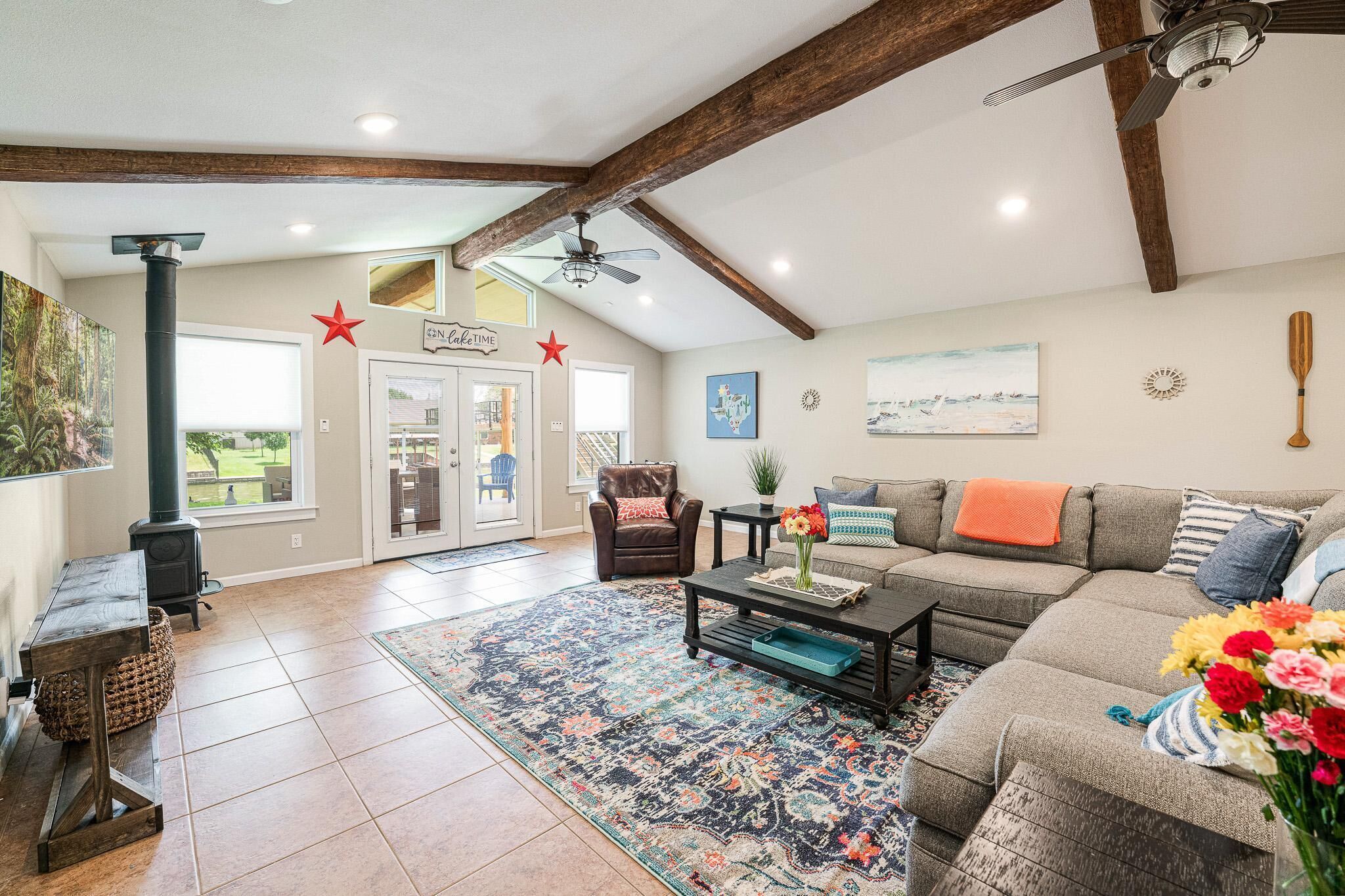 Een smart-tv en een open haard