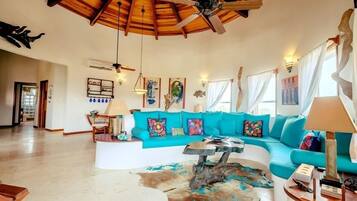 Condo, 3 Bedrooms | Living area