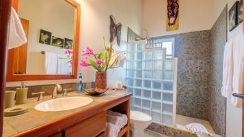 Condo, 3 Bedrooms | Bathroom | Shampoo