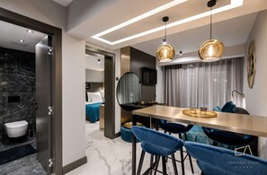 6 bedrooms, iron/ironing board, WiFi, bed sheets