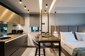 6 bedrooms, iron/ironing board, WiFi, bed sheets