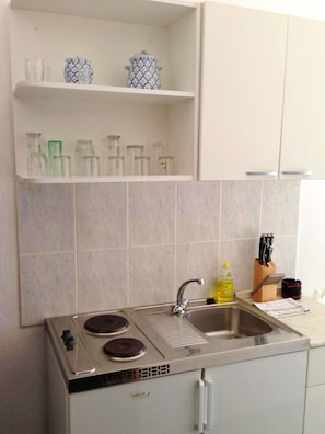 Refrigerador, placa de cocina, tetera/pava eléctrica
