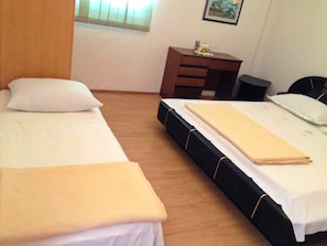 1 habitación, tabla de planchar con plancha, wifi gratis y ropa de cama