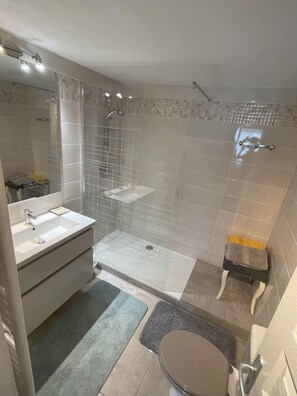 Shower, hair dryer, towels, soap - Independent studio with courtyard and parking (entraigues sur sorgues)