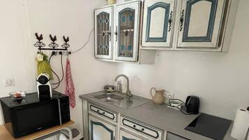 Frigorífico, microondas, placa de cocina y cafetera o tetera