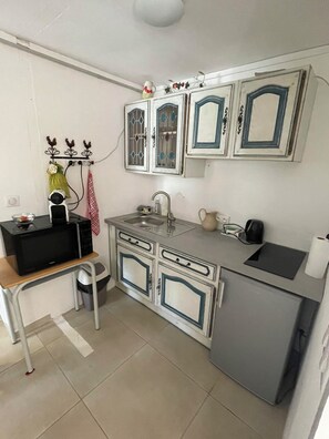 Fridge, microwave, stovetop, coffee/tea maker - Independent studio with courtyard and parking (entraigues sur sorgues)