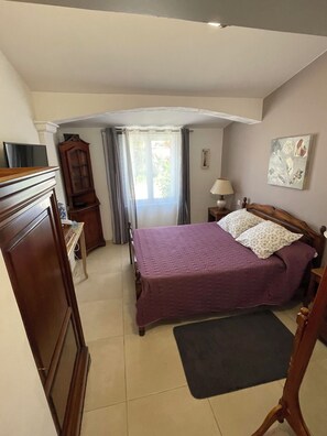 1 bedroom, WiFi, bed sheets, wheelchair access - Independent studio with courtyard and parking (entraigues sur sorgues)