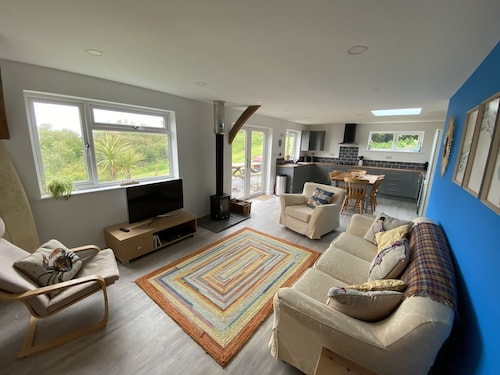 cosy cabin, sleeps 6 close to coast path, pubs and beaches