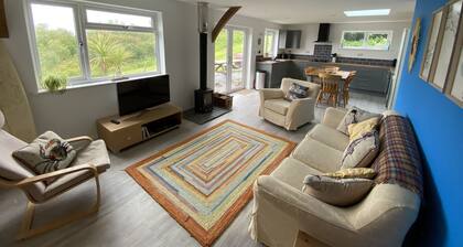 cosy cabin, sleeps 6 close to coast path, pubs and beaches