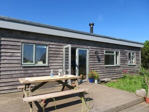 Outdoor dining - cosy cabin, sleeps 6 close to coast path, pubs and beaches (Mortehoe)