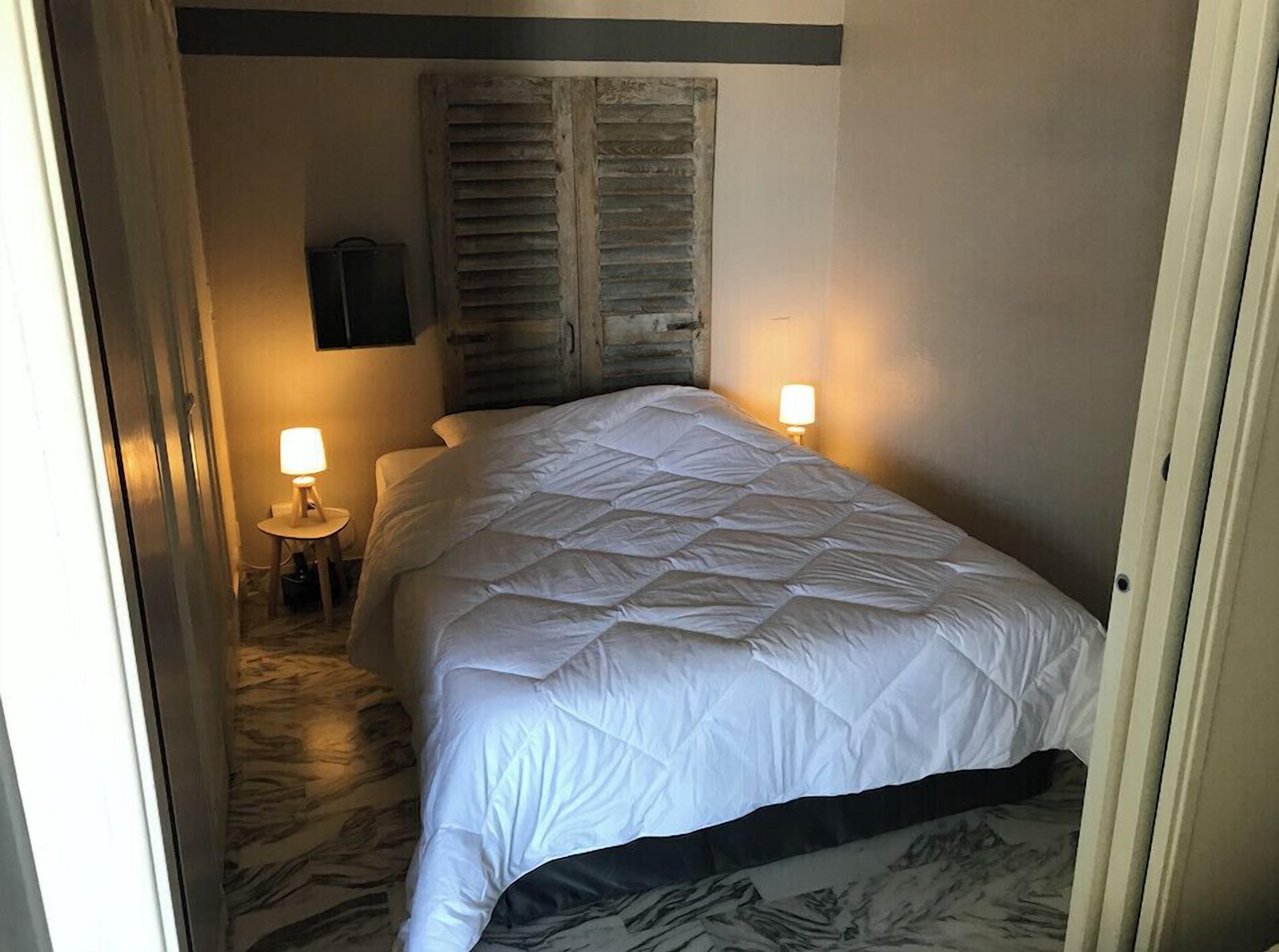 1 bedroom, bed sheets