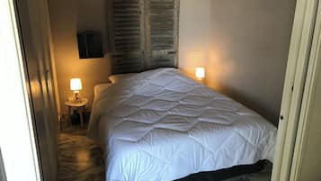 1 bedroom, bed sheets