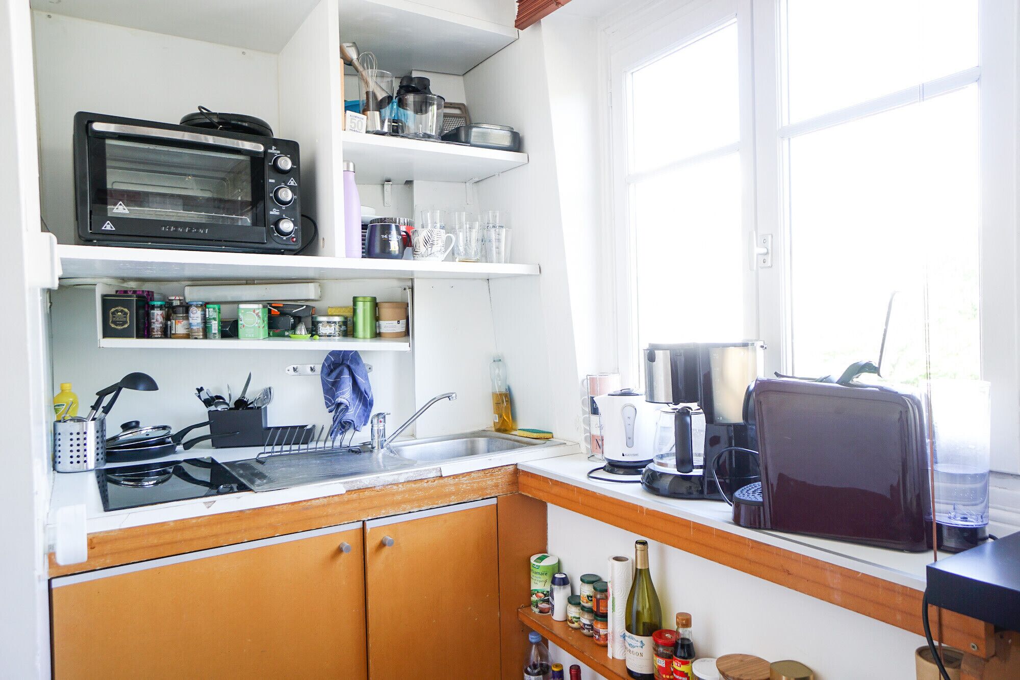 Coffee/tea maker, fridge, oven
