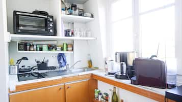 Coffee/tea maker, fridge, oven