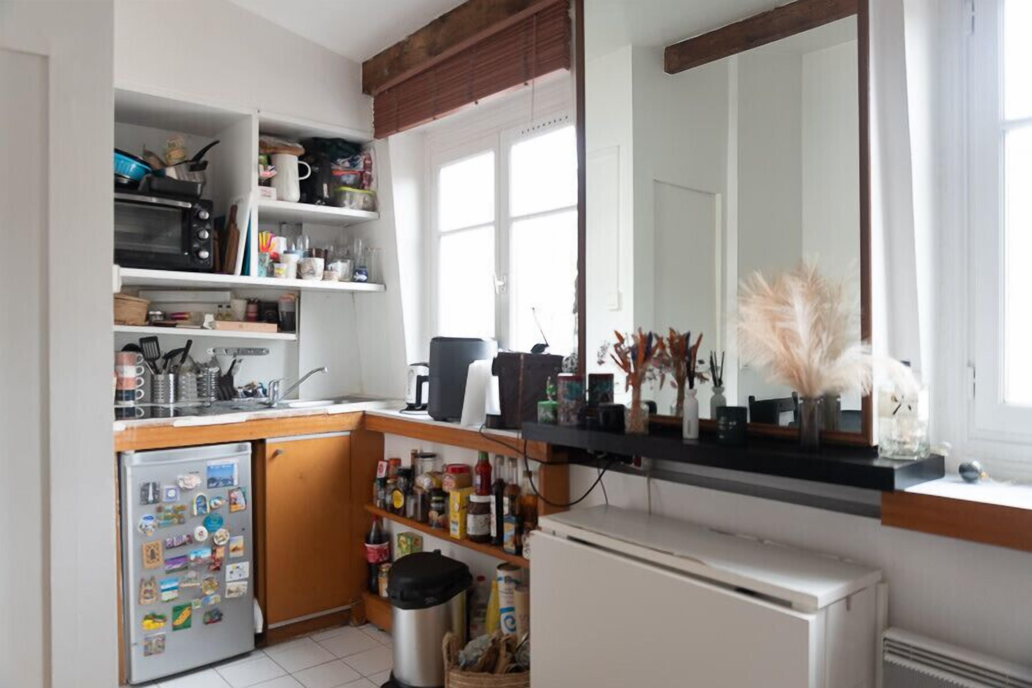 Coffee/tea maker, fridge, oven